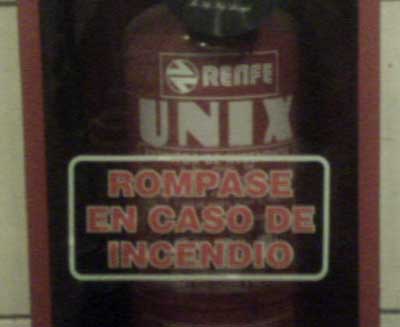 Un extintor marca Unix en una estación de Renfe en Barcelona