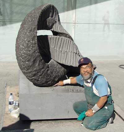 Keizo Ushio junto a su obra