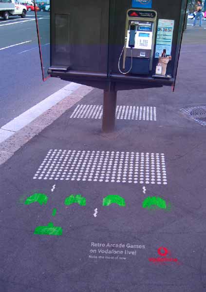 Un stencil de Space Invaders en el suelo para promocionar una operadora móvil