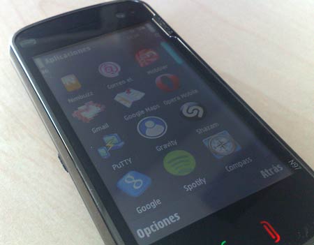 Captura de pantalla del menú de aplicaciones de un N97. Las aplicaciones se detallan en el texto