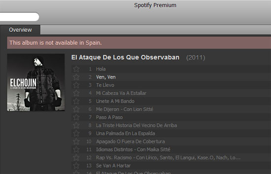 Captura de pantalla de la aplicación Spotify, versión Premium. Avisa que el disco El Ataque De Los Que Observaban no está disponible para reproducción en España