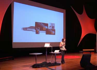 En la diapositiva de la presentación el logo de Mozilla aparece sobre una diversidad de objetos