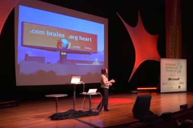 Diapositiva de la presentación. Cartel publicitario de Mozilla con la leyenda, en inglés, '.com brains .org heart'