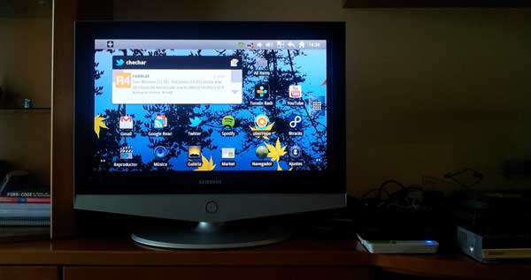 Foto de una televisión mostrando la interfaz de Android