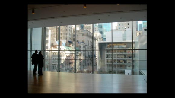 Foto de una vidriera que mira hacia Manhattan desde el MOMA