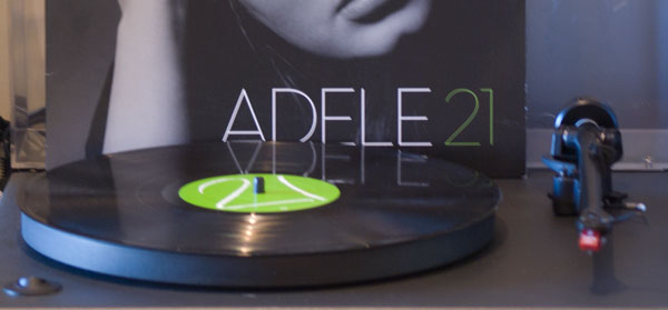 Foto de una copia del disco 21 de Adele, en vinilo, en un tocadiscos