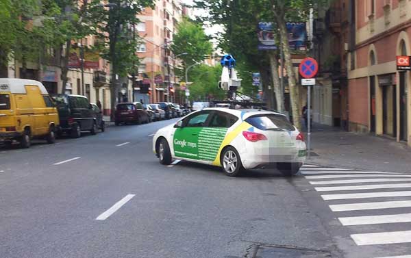 Foto de uno de los coches de Google Maps fotografíando Barcelona