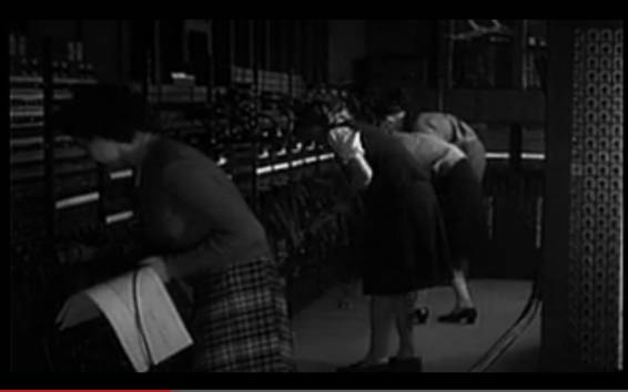 Cuatro mujeres trabajando dentro de ENIAC