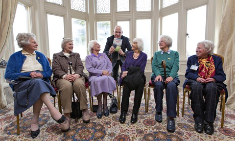 Seis señoras de avanzada edad en la presentación de un libro