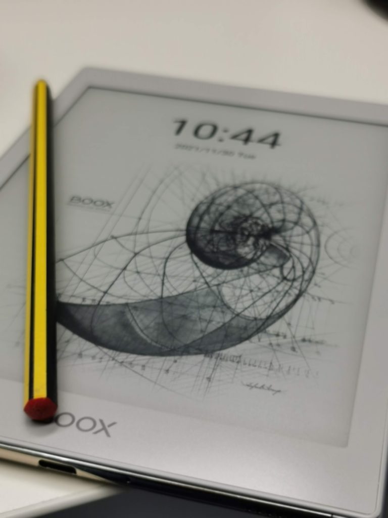 Foto de una tableta de ocho pulgadas y tinta electrónica, con lo que parece un lápiz Staedtler encima