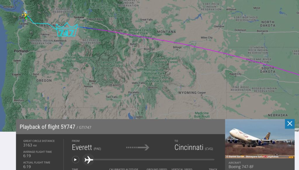 Captura de FlightRadar con la trayectoria del vuelo 5Y747, de Everett (Washington, Estados Unidos) a Cincinnati. A media ruta hicieron una complicada serie de giros para dibujar las cifras siete cuatro siete sobre el mapa