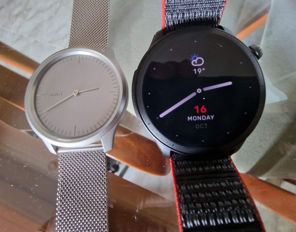 A la izquierda, un Garmin Vívomove 3 Style, un reloj de forma circular y aparentemente convencional. A la derecha, un Amazfit GTR 4, un reloj circular con apariencia de smart watch (es todo pantalla)