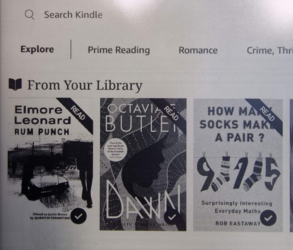 Foto de una pantalla con la app de Kindle. Muestra tres libros con la etiqueta "read": Rum Punch, de Elmore Leonard, Dawn, de Octavia Butler, y How Many Socks Make A Pair, de Rob Eastaway