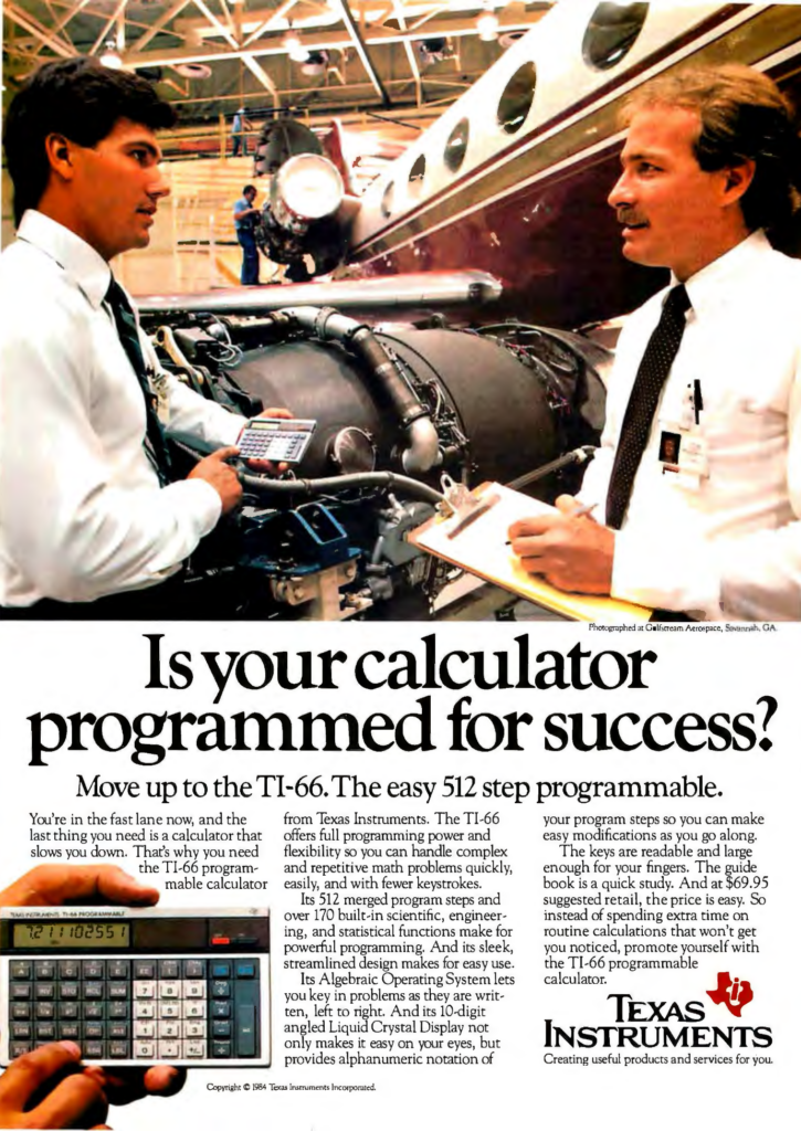 Dos ingenieros, vestidos con corbata, hablan entre sí. Uno de ellos sostiene y señala una calculadora. Tras ellos se ve el motor de reacción de un avión en un hangar en el que se le están dando los últimos toques al avión. El texto bajo la foto se pregunta si tu calculadora está programada para el éxito. Se trata de la TI-66 de Texas Instruments, programable de 512 pasos